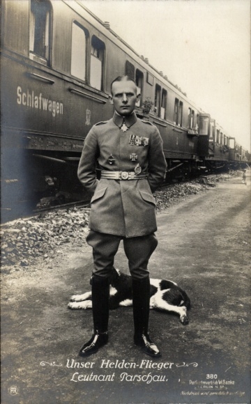 Ak Deutscher Kampfflieger, Leutnant Otto Parschau, Portrait, Eisenbahn, Schlafwagen, Hund, Sanke 380