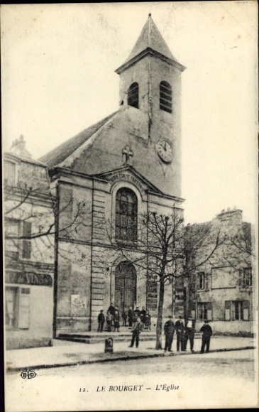 Ak Le Bourget Seine Saint Denis, Kirche, Uhrturm, Bäume, Menschenkette,  