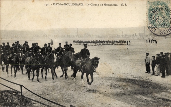 Ak Issy les Moulineaux Hauts de Seine, Le Champ de Manoeuvres, Soldaten zu Pferde