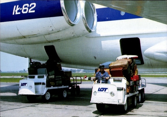 Ak Polnisches Passagierflugzeug Lot, Iljusching Il-62, Flughafen, Gepäckbeladung