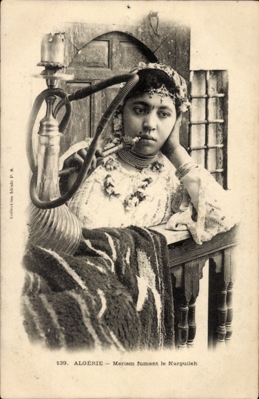 Postcard Algeria, Arab woman smoking hookah, Maghreb