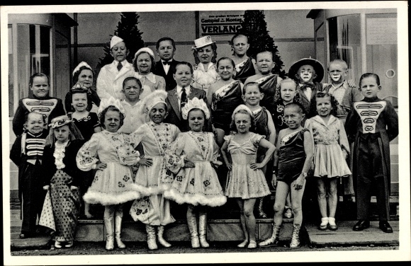 Postcard CH Schäfers Circus Stadt Liliput, costumes, group photo, midgets