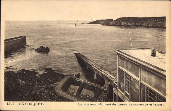 KP Le Conquet Finistère, widok na port, nowy budynek łodzi ratunkowej, spokojne morze, klify