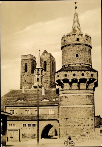 Postcard Prenzlau in the Uckermark, Mitteltorturm, historic buildings in the background, cyclists