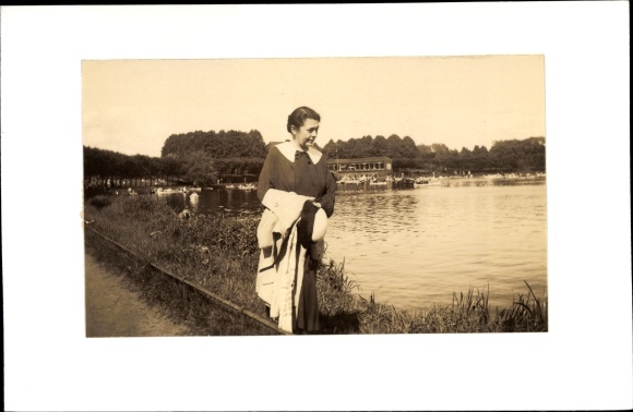 Photo Hamburg North Winterhude, lot in the city park, woman on the shore