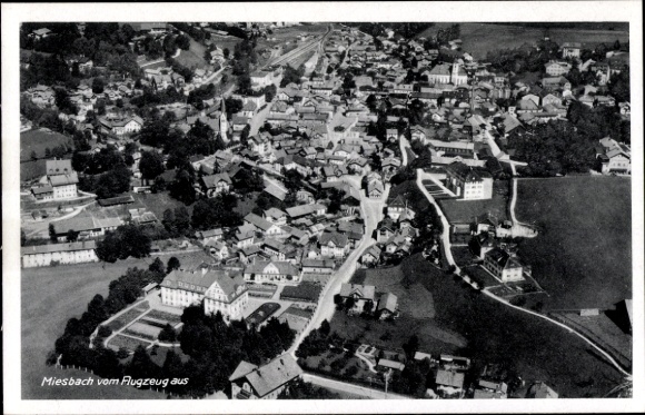 Ak Miesbach in Oberbayern, Luftaufnahme von  Häuser, Straßen, Landschaft