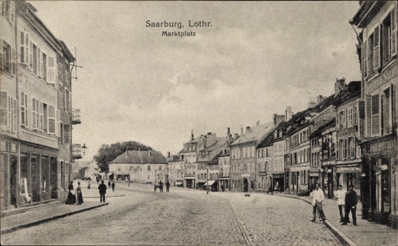 Ak Saarburg an der Saar Bezirk Trier, Marktplatz,  Gebäude, Straßenszene, Menschen, Lothringen