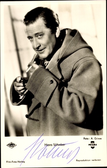 Postcard actor Hans Söhnker, portrait in coat, smoking, autograph
