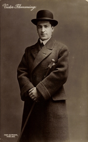 Foto Ak Schauspieler Victor Flemming, Portrait im Mantel mit Hut