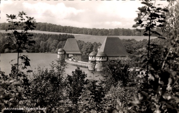 Ak Möhnesee in Westfalen, Möhnesee Spermauer, Landschaft mit Wasser und Bäumen, historische Ba...
