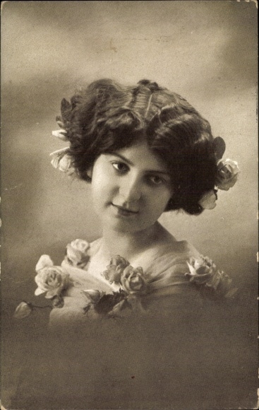 Photo Postcard woman portrait, hairstyle, flowers