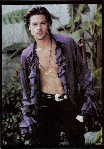 Ak Schauspieler Brad Pitt, Portrait im Rüschenhemd
