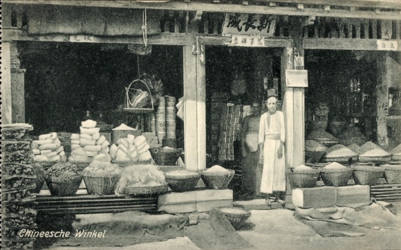 Ak Indonesien, Chineesche winkel, Straßenpartie mit Blick auf Geschäft, Asiaten