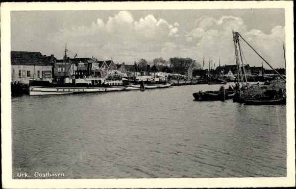 Ak Urk Flevoland Niederlande, Hafenansicht, Boote, Wolken, historische Gebäude