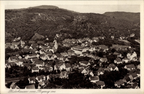 Ak Plüderhausen in Württemberg, Luftaufnahme von  viele Häuser, bewaldete Hügel im Hintergrund