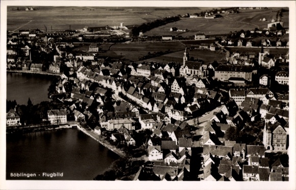 Ak Böblingen in Württemberg, Luftbild von  viele Häuser, Wasserfläche, schwarz-weiß