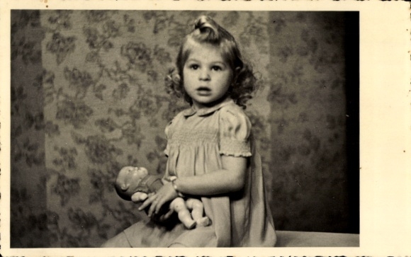 Postcard Heeren Werve Kamen in Westphalia, portrait of a girl with a doll