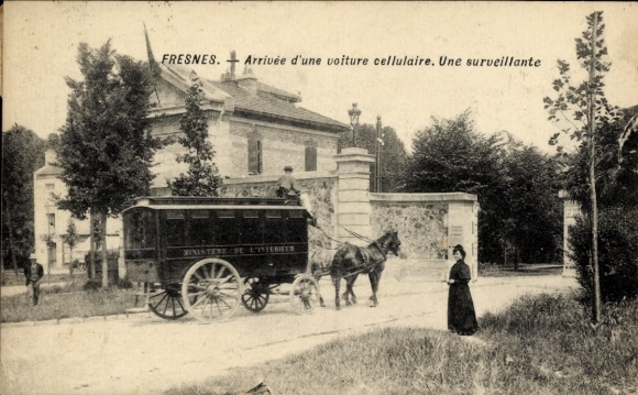 Ak Fresnes Val de Marne, Ankunft eines Gefangenentransporters, Aufseherin