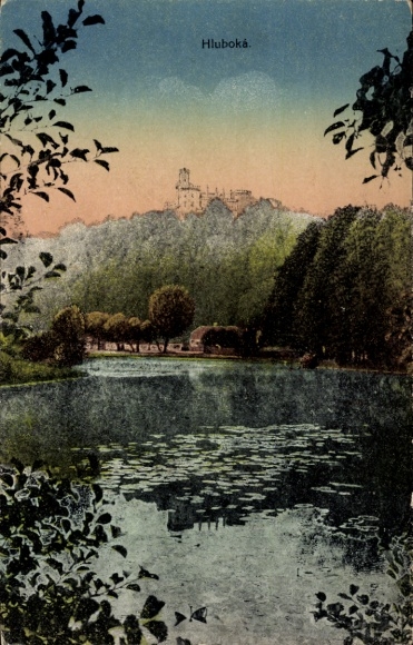 Ak Hluboká nad Vltavou Frauenberg Südböhmen, Blick auf Schloss  Wasserfläche, Bäume, sanfter Himm