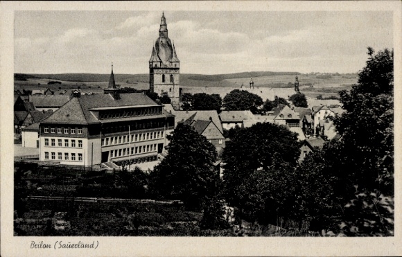 KP Brilon w Sauerland, wieża kościoła, domy, drzewa