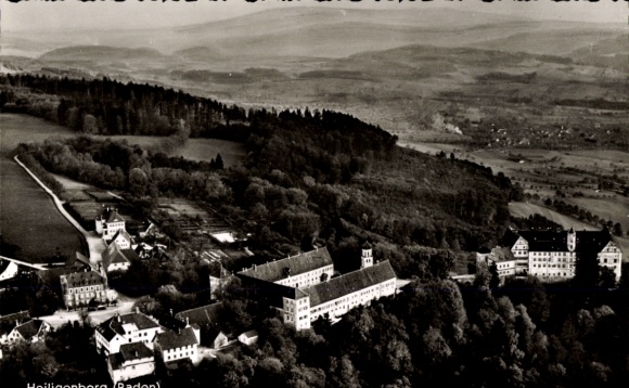 Ak Heiligenberg in Baden, Luftaufnahme von Heiligenberg, Landschaft,  Gebäude
