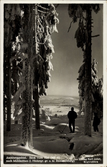 Ak Mühlleithen Klingenthal in de regio Vogtland in Saksen, winterlandschap, uitzicht vanaf het Kielerkanaal, hoge bomen, ...