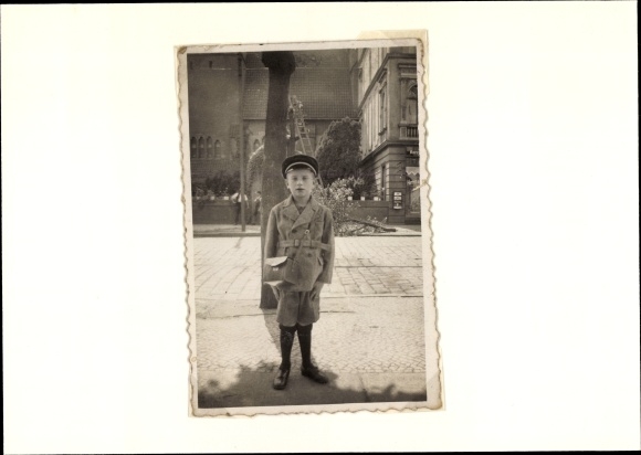 Foto Guben in Neder-Lausitz, kerk aan de Berliner Strasse, portret van een jongen, 1935