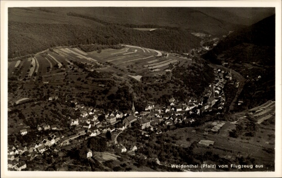 Ak Weidenthal in der Pfalz, Luftaufnahme von Weidenthal, Pfalz, ländliche Landschaft, Weinbau