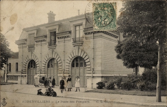 Ak Aubervilliers Seine Saint Denis, Postgebäude, Gruppe von Personen,  Architektur