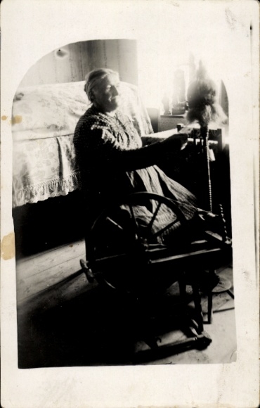Foto Ak Alte Frau mit Spinnrad, Spinnen