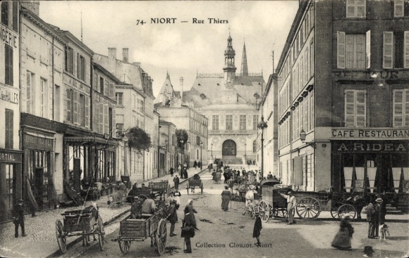 Ak Niort Deux Sèvres, Straße Rue Thiers, Menschen, Kutschen, Geschäfte, Café Restaurant A. Rideau