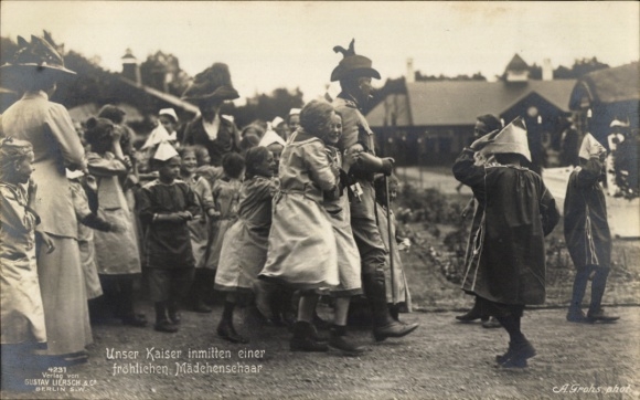 Postcard Kaiser Wilhelm II in the midst of a cheerful group of girls, visiting Kaiser Wilhelm Children's Home Ahlbeck
