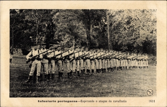 Postcard Portuguese infantry, soldiers in uniforms