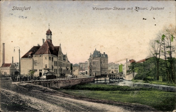 Ak Stassfurt im Salzlandkreis,  Wasserthor-Strasse, Kaiserl. Postamt, Gebäude, Wasserlauf