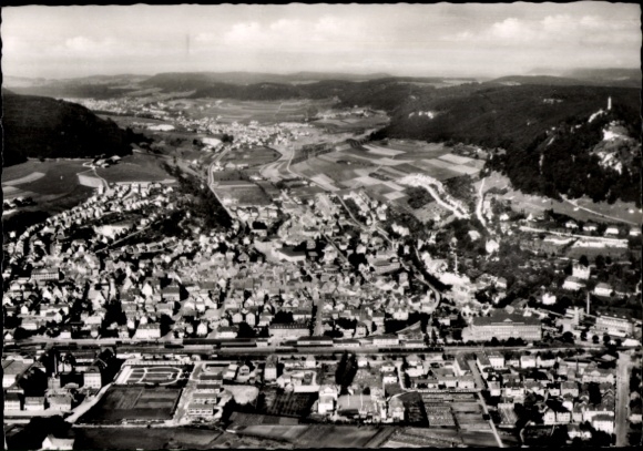 Ak Ebingen Albstadt in Württemberg, Luftaufnahme von  hügelige Landschaft, Häuseransichten, klare