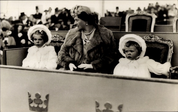 Postcard Princess Sibylla of Sweden with Princesses Margaretha and Birgitta, portrait