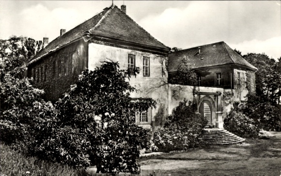 Ak Reichenbach in der Oberlausitz, Historisches Gebäude, umgeben von Bäumen und Sträuchern, Ga...