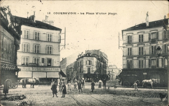 Postcard Courbevoie Hauts de Seine, Le Place Victor Hugo, horses, buildings, people on the street