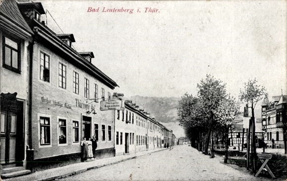 Ak Leutenberg in Thüringen, Schmale Straße,  Gebäude, Bäume, wenig Menschen