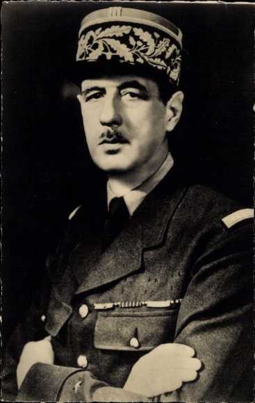 Postcard General Charles de Gaulle, portrait in Uniform