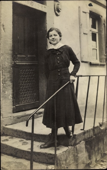 Photo Postcard Plankstadt in the Electoral Palatinate, girl in front of the house entrance