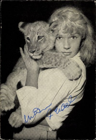 Ak-actrice Marion Michael, portret met leeuwenwelp, handtekening