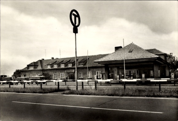 Ak Köckern Sandersdorf Brehna in Saksen-Anhalt, snelweg servicestation gebouw, verkeersbord, Sc