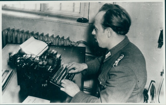 Photo Man in uniform at a desk, Triumph typewriter, GDR, People&#39;s Police