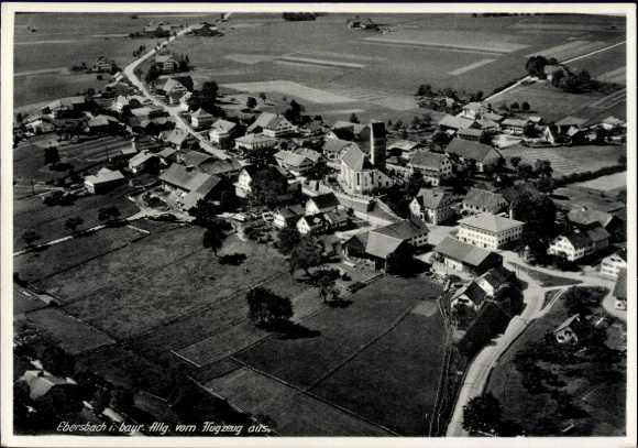 Ak Ebersbach Obergünzburg im Allgäu, Luftaufnahme von Ebersbach, Gebäude und Landschaft, Flugzeug
