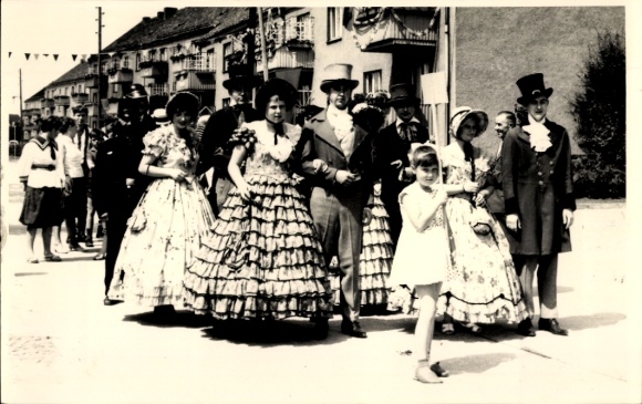 Photo Postcard Seehausen Wanzleben Börde in Saxony Anhalt, parade, historical costumes