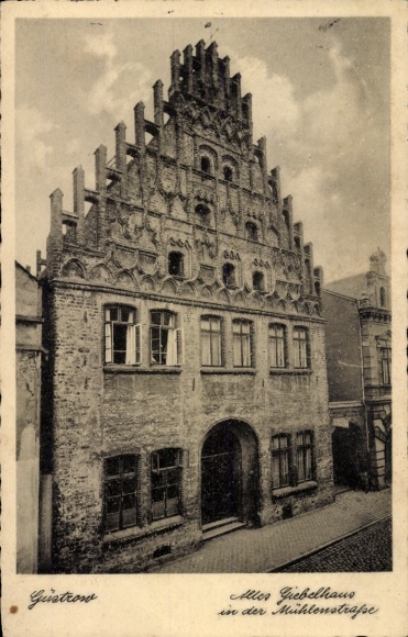 Postcard Güstrow in Mecklenburg, Old Gabled House, Mühlenstraße