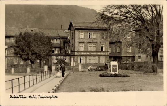 Ak Ruhla in Thüringen, Ruhla/Thue. Wald, Friedensplate, s Gebäude, Landschaft, Menschen