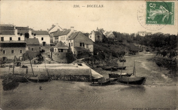 KP Douelan Finistère, domy na brzegu, łodzie w wodzie, zacumowany port, czarno-białe zdjęcie