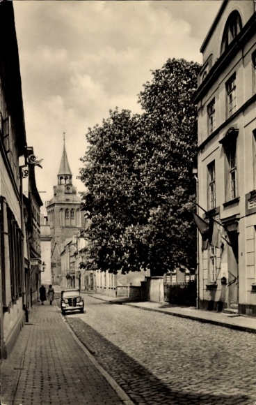 Postcard Güstrow in Mecklenburg, street view with parish church, trees, old buildings, car